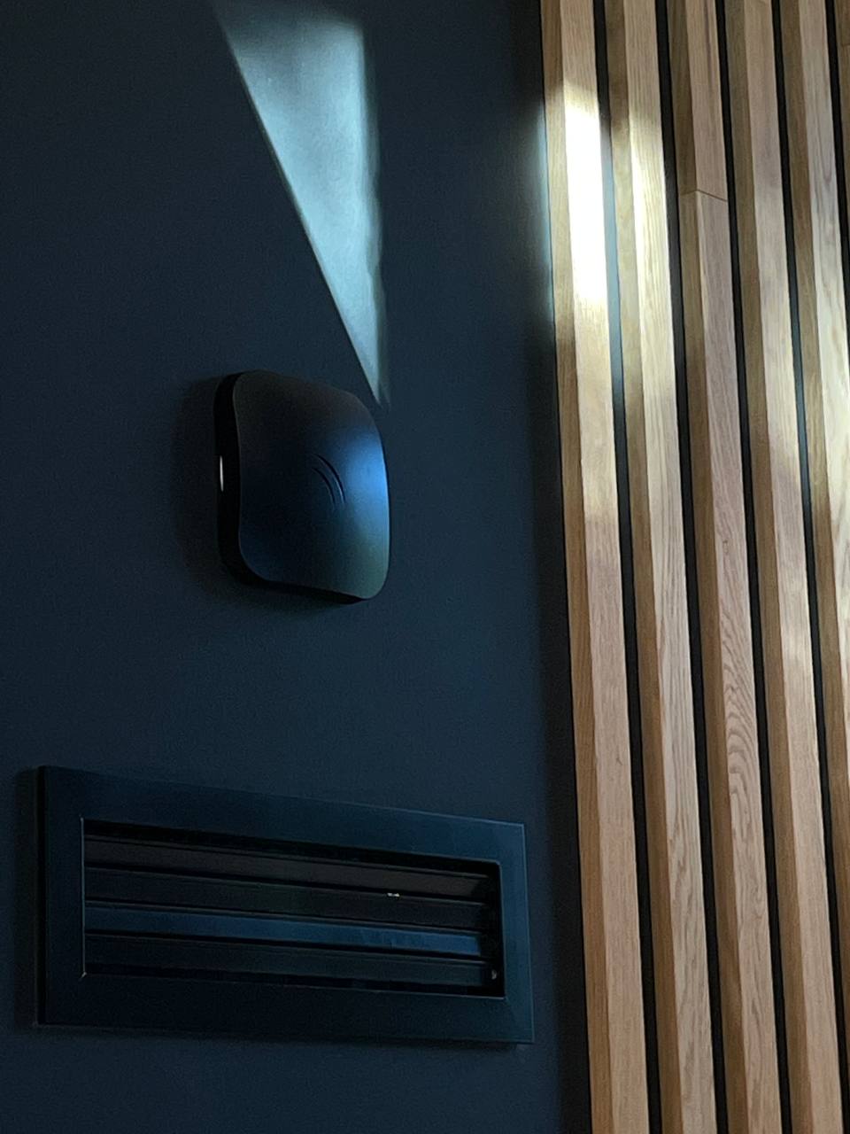 точка доступа Wi-Fi на стене 