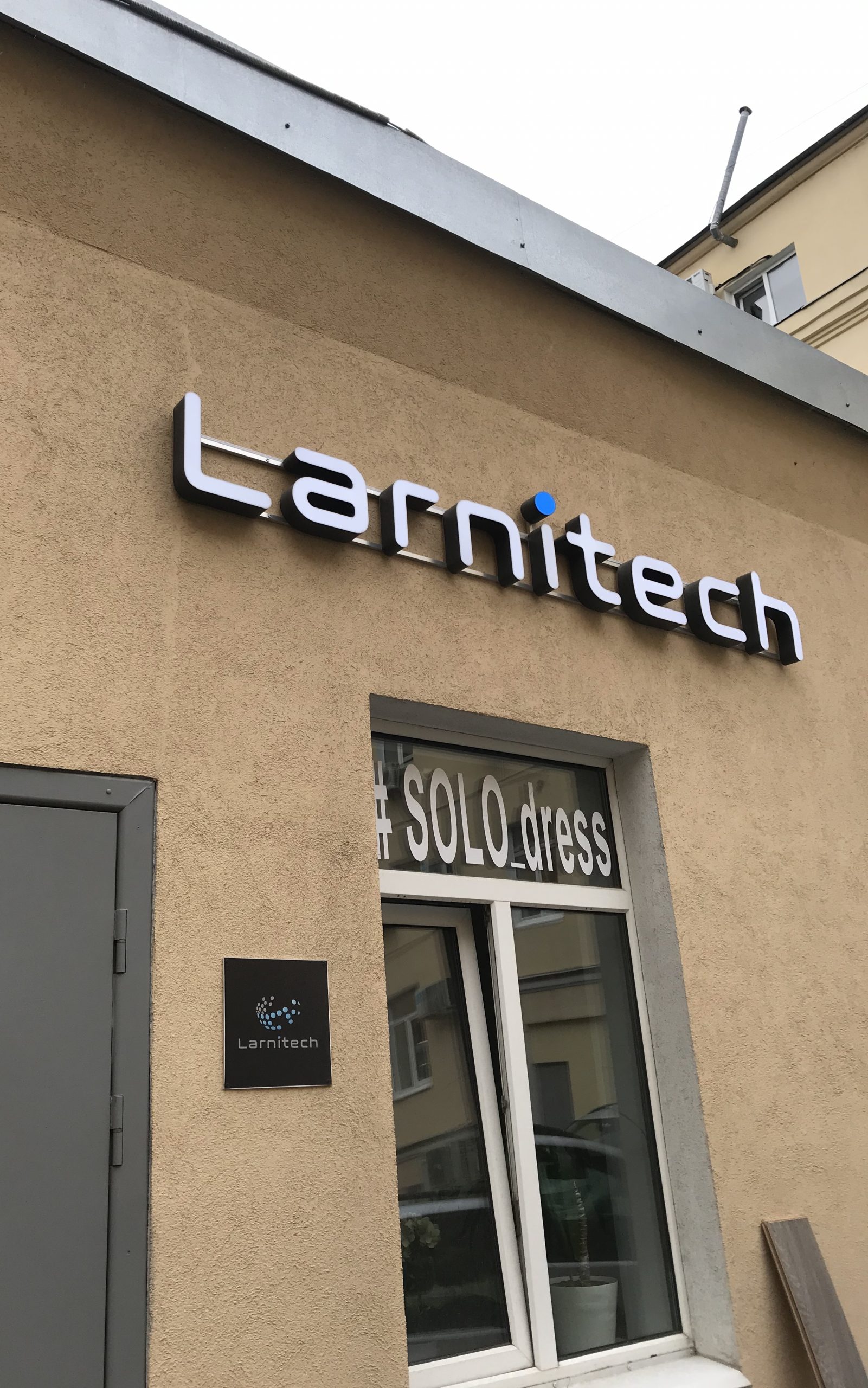 Вход в шоурум